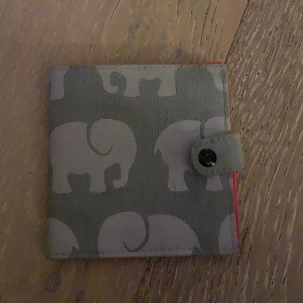 Super adorable wallet! Makes a great gift!